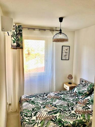 une chambre avec un lit et une fenêtre dans l'établissement Un coin de paradis 2 ou 4 personnes refait à neuf, à Sainte-Maxime