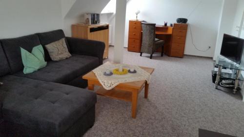 - un salon avec un canapé et une table basse dans l'établissement Ruheoase, à Hattingen