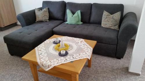 ein Wohnzimmer mit einem Sofa und einem Couchtisch in der Unterkunft Ruheoase in Hattingen