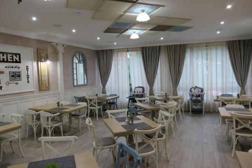 un ristorante con tavoli e sedie in una stanza di Hotel MEDITERRANEO a Ybbs an der Donau