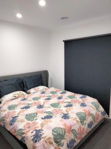 Modern and cosey 4 bedroom house walk to beachにあるベッド