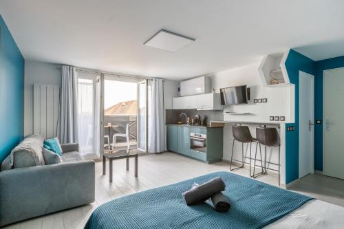 uma sala de estar com uma cama e uma cozinha em Double Studio 6 Persons near Disney - Fairytale Factory em Bussy-Saint-Georges
