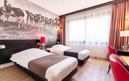 una habitación de hotel con 2 camas y una pintura de caballos en Bastion Hotel Leeuwarden, en Leeuwarden
