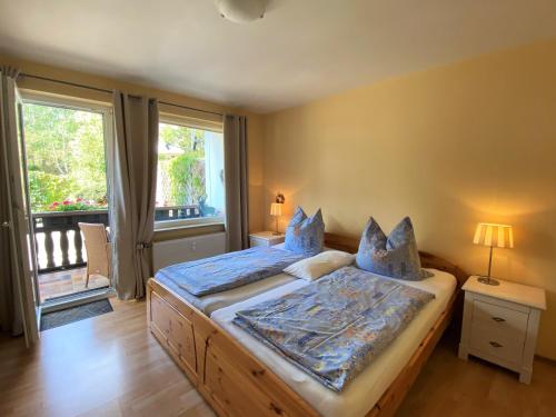 een slaapkamer met een groot bed en een raam bij Ferienwohnung Chris in Braunlage