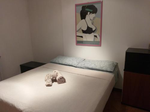 Un dormitorio con una cama con una toalla. en Villa Residence Golf Marco Simone, alloggio turistico, en Marco Simone