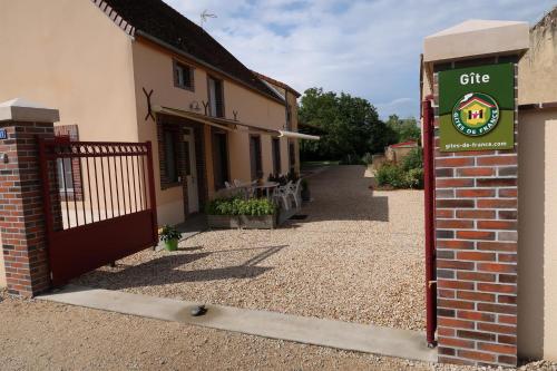 a gate to a building with a sign on it at Les Prés de Bondus in Chéu