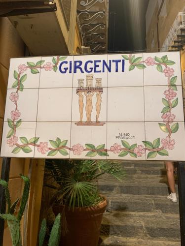 a sign that reads green peril next to a plant at Casa Marconi in Aragona