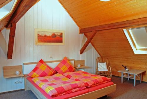 a bedroom with a bed in a attic at Ferienhaus & Weingut am Steingebiss in Billigheim-Ingenheim