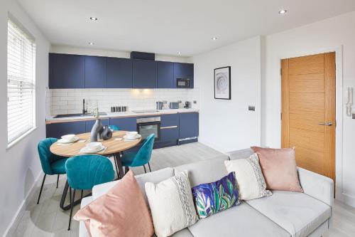 een woonkamer met een witte bank en een tafel bij Host & Stay - North Quay Apartments in Seaham