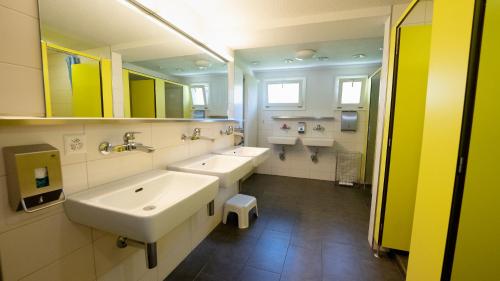 Brienz Youth Hostel tesisinde bir banyo