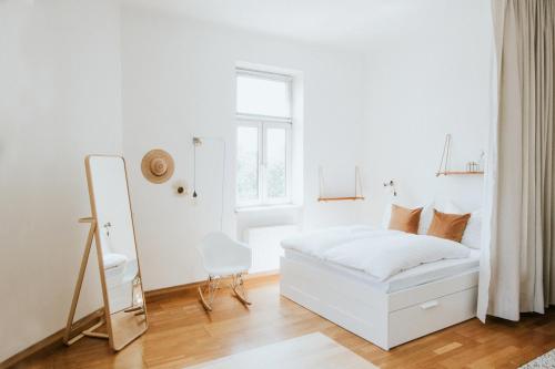 Spacious Design-Apartment next to Belvedere Castle and main train station