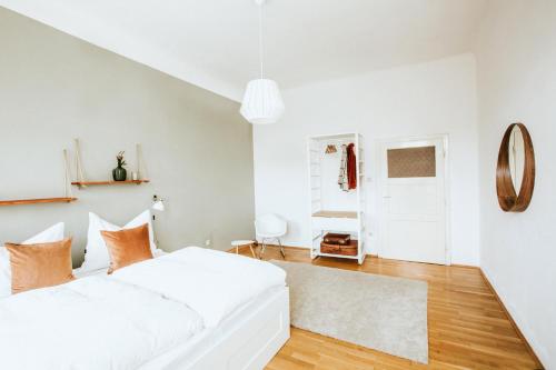 Spacious Design-Apartment next to Belvedere Castle and main train station