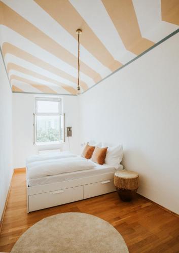 Spacious Design-Apartment next to Belvedere Castle and main train station