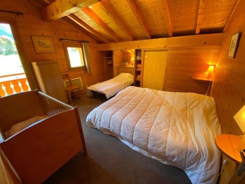 - une chambre avec 2 lits dans une cabane en bois dans l'établissement Chalet La Clusaz, 6 pièces, 10 personnes - FR-1-459-2, à La Clusaz