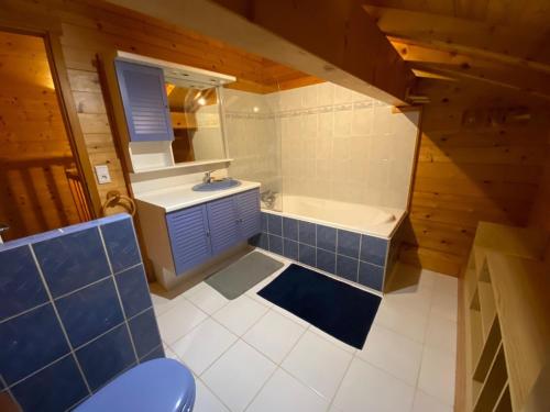 La salle de bains est pourvue de toilettes, d'un lavabo et d'une baignoire. dans l'établissement Chalet La Clusaz, 6 pièces, 10 personnes - FR-1-459-2, à La Clusaz