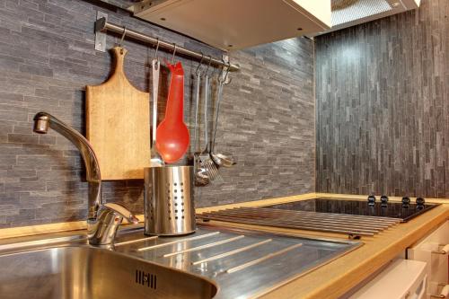 uma cozinha com um lavatório e um fogão em Marcolski Home - Schuss 1 em Breuil-Cervinia