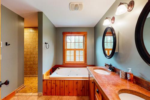 a bathroom with a bath tub and a sink at Sunset Lodge in Kingfield