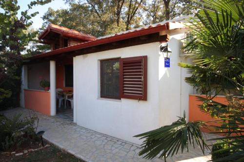 een klein wit huis met een rood dak bij Apartments with a parking space Valbandon, Fazana - 7383 in Fondole