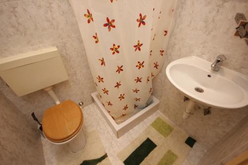 Bilik mandi di Apartments with a parking space Basanija, Umag - 7334