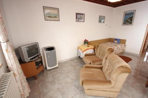 Televisyen dan/atau pusat hiburan di Apartments with a parking space Basanija, Umag - 7334