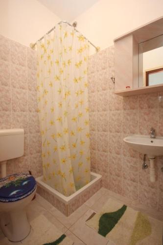 Bilik mandi di Apartments with a parking space Basanija, Umag - 7334