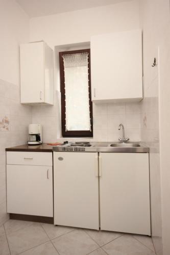 Dapur atau dapur kecil di Apartments with a parking space Basanija, Umag - 7334