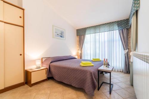 Schlafzimmer mit einem Bett und einem Fenster in der Unterkunft Apartment Krnica 7357b in Krnica