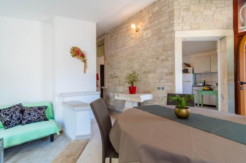 eine Küche und ein Wohnzimmer mit einem Tisch und einem Sofa in der Unterkunft Apartment Krnica 7357b in Krnica