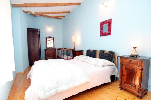- une chambre avec un lit blanc et une commode en bois dans l'établissement Luxury villa with a swimming pool Kavran, Marcana - 7311, à Krnica