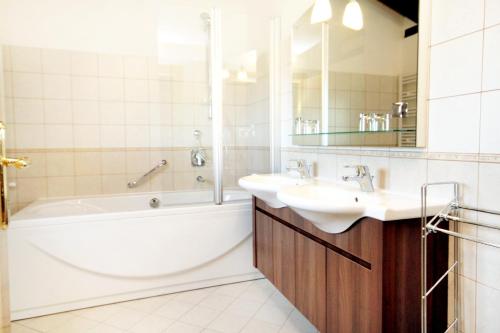 Un baño con bañera, lavabo y bañera. en Family friendly house with a swimming pool Kanfanar, Central Istria - Sredisnja Istra - 7330, en Kanfanar