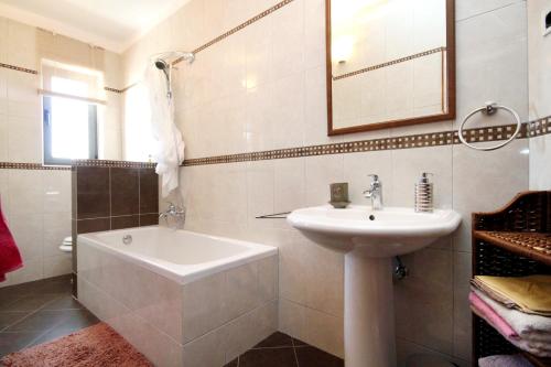 un bagno con lavandino e vasca accanto a un lavandino di Family friendly house with a swimming pool Pavicini, Marcana - 7312 a Krnica