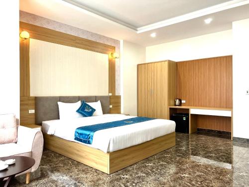 a hotel room with a bed and a couch at Khách sạn Ngọc Hà in Lao Cai