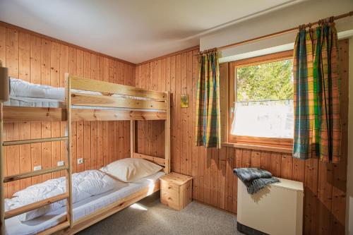 1 Schlafzimmer mit 2 Etagenbetten und einem Fenster in der Unterkunft Schwarzwald Ferienwohnung Stefan *Idyllische Lage *Sauna *Luftkurort *Wanderwege in Loßburg