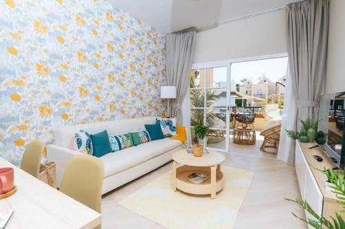 Amazing renovated pool view Apt, Aircon, 2 min to Fañabe Beach