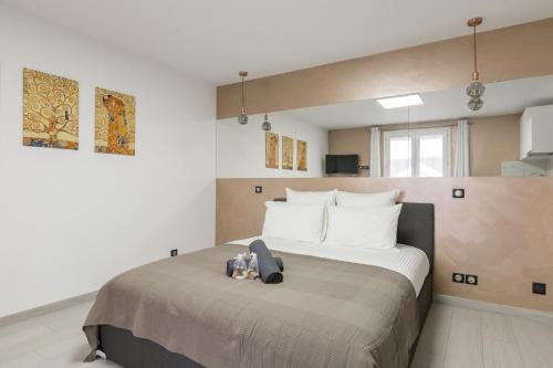 um quarto com uma cama grande num quarto em Double Studio 6 Persons near Disney - Fairytale Factory em Bussy-Saint-Georges
