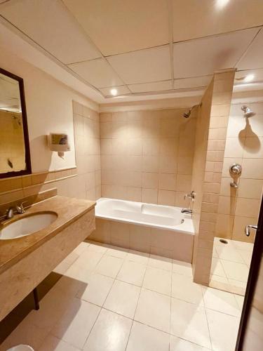 درة البيلسان - إطلاله بحريه في King Abdullah Economic City: حمام مع حوض ومغسلة وحوض استحمام