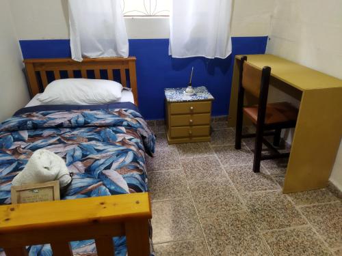 Uma cama ou camas num quarto em Pousada Santa Mônica - unidade 2