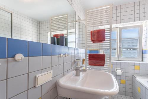 een witte badkamer met een wastafel en een spiegel bij 2rad-freunde in Brannenburg