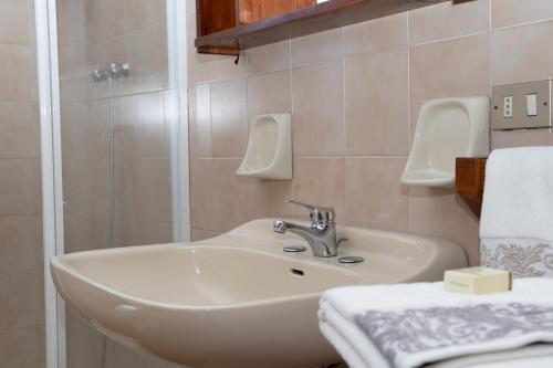y baño con lavabo y ducha. en Casa Secci, en Santa Maria Navarrese