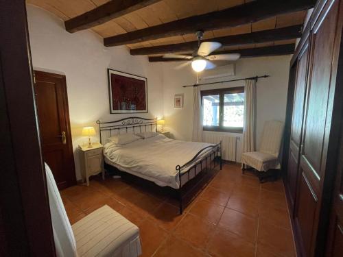 1 dormitorio con 1 cama y ventilador de techo en Nostra Caseta villa with pool & marina view near beaches en Cielo de Bonaire 