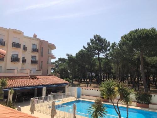 een uitzicht op een hotel met een zwembad bij Plage des Pins in Argelès-sur-Mer
