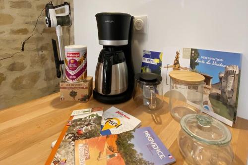une cafetière assise au-dessus d'une table dans l'établissement La Bergerie de Carmen, à Mornas