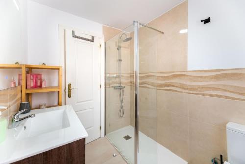 La salle de bains est pourvue d'un lavabo et d'une douche. dans l'établissement VB Seguiriyas - 3BDR Relax Townhouse, à Benalmádena