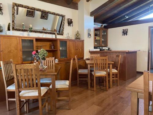 索托德巴科的住宿－Hotel Rural Foncubierta，一间带桌椅和镜子的用餐室