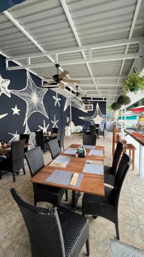 a dining room with a table and chairs at La Posada Jungle Hotel in Manuel Antonio