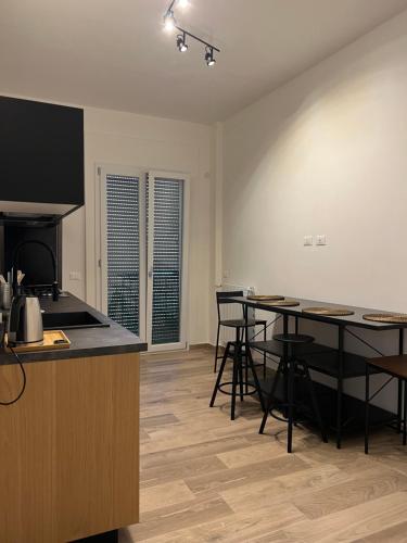 Una cocina y un comedor con mesa y sillas. en Ai Tesori di Palermo, en Palermo