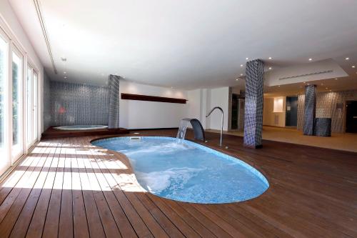 uma banheira de hidromassagem no meio de um quarto em Hotel Club Es Talaial em Cala d´Or