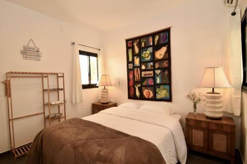 una camera con un grande letto e due lampade di Hoffman Executive Suites - Beachfront Nahariya a Nahariyya