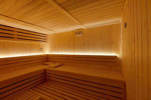 a wooden sauna with wooden benches in aocrinologicallyocrinologically at Hotel Club Es Talaial in Cala d´Or