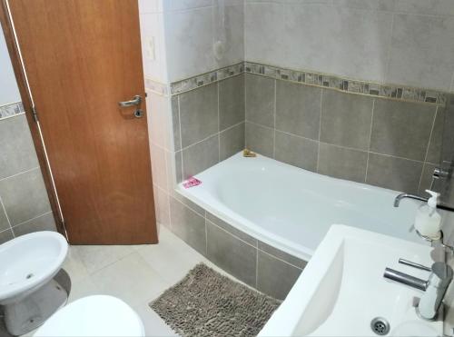 Un baño con bañera, inodoro y lavabo. en ADS DEPARTAMENTOS 1, en La Plata